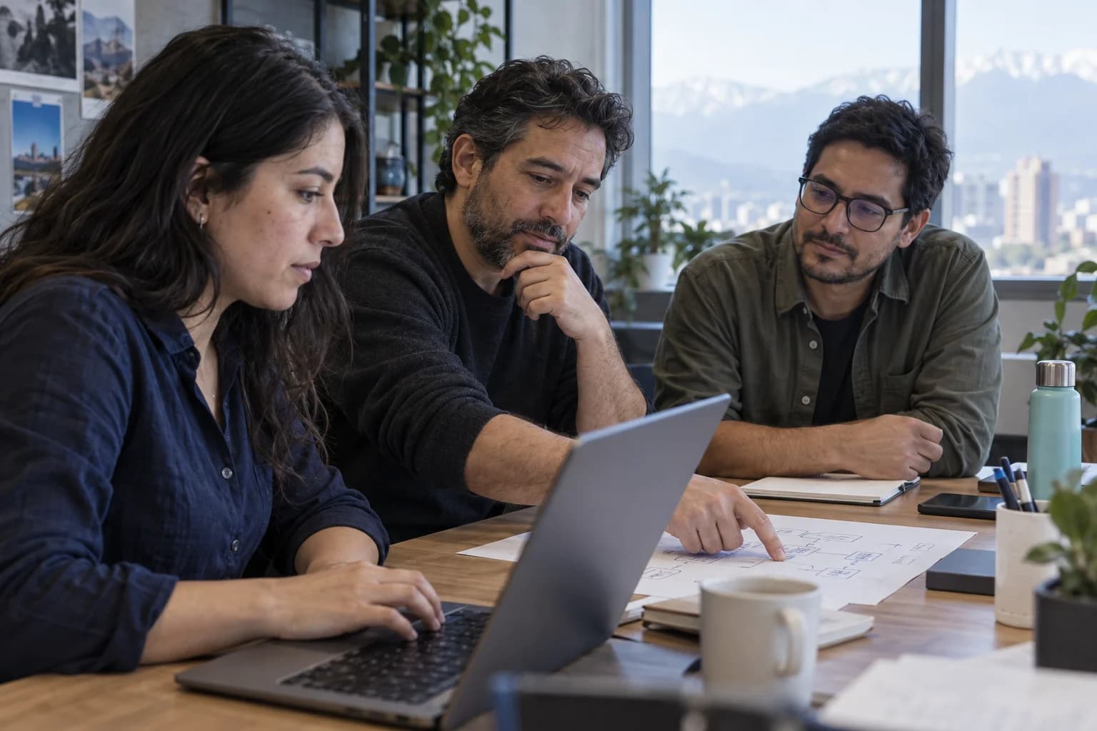 Escena ilustrativa de profesionales trabajando juntos